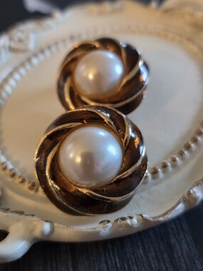Vintage GAY BOYER Brown Enamel Pearl Center Clip On Earrings Classic Gold Tone